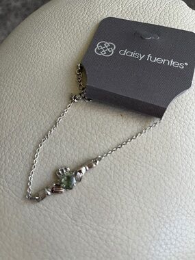 Daisy Fuentes Silver bracelet with Green Heart Charm ! Claddagh!